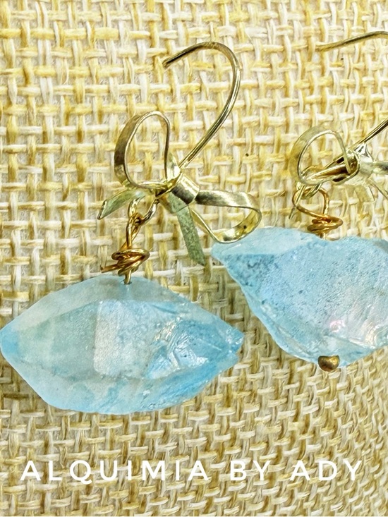 Alquimia Jewelry - Dainty gold Bow + BLUE RAW FLASH QUARTZ STATEMENT EARRINGS